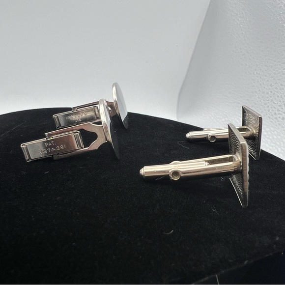 Two pairs of silver tone cuff links. Smooth Oval & texture square classic style - Picture 4 of 4
